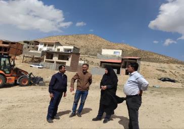 بازدید بخشدار مرکزی از پروژه استخر ذخیره آب در دست اجرا روستای دهین